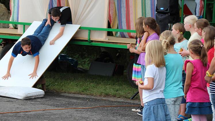 Der Kinderchor beobachtet die "Geburt" gespannt. Fotos: Laura Scheler