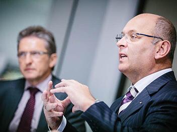 Über die Konjunkturumfrage der IHK für Oberfranken Bayreuth sprachen Präsident Heribert Trunk (rechts) und sein Vize Hans Rebhan. Foto: Hendrik Steffens