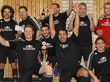 So sehen Sieger aus: Den Turniersieger DJK Kersbach beim Gräfenberger Open-Mind-Cup erkannte man nicht nur am funkelnden Pokal, sondern auch an den funkelnden Gesichtern der Spieler. Fotos: Uwe Kellner