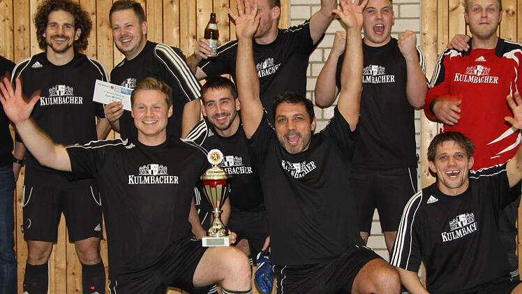 So sehen Sieger aus: Den Turniersieger DJK Kersbach beim Gräfenberger Open-Mind-Cup erkannte man nicht nur am funkelnden Pokal, sondern auch an den funkelnden Gesichtern der Spieler. Fotos: Uwe Kellner
