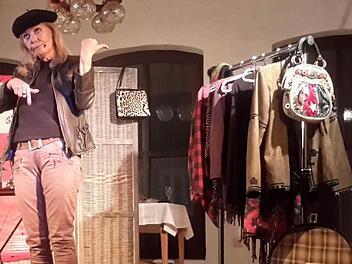 Punktgenau in jeder Szene: Angelika Beier hat bei ihrem Auftritt im Gasthaus Breitenbach in Römershag ihren Second-Hand-Laden dabei. Die Kabarettistin schlüpfte während des Programms in ganz unterschiedliche Rollen.  Foto: Rolf Pralle