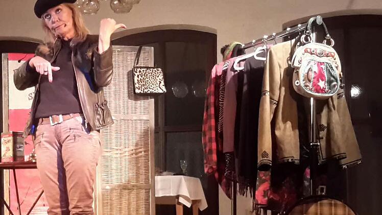 Punktgenau in jeder Szene: Angelika Beier hat bei ihrem Auftritt im Gasthaus Breitenbach in Römershag ihren Second-Hand-Laden dabei. Die Kabarettistin schlüpfte während des Programms in ganz unterschiedliche Rollen.  Foto: Rolf Pralle
