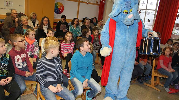 Wenn der Riesen-Lesefant in Mainleus auftritt, dann haben die Kinder Mega-Spaß.  Foto: Sonja Adam