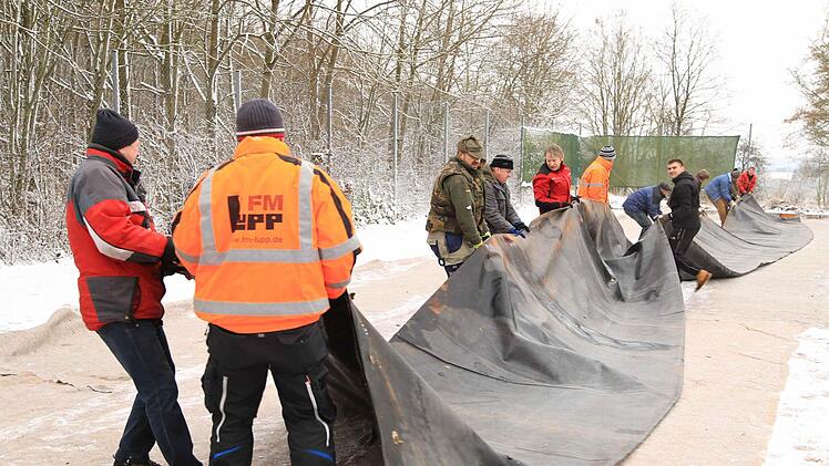 Die Wintersport- und Wanderfreunde Pinzberg präparieren ihre Eisbahn. Foto: Franz Galster