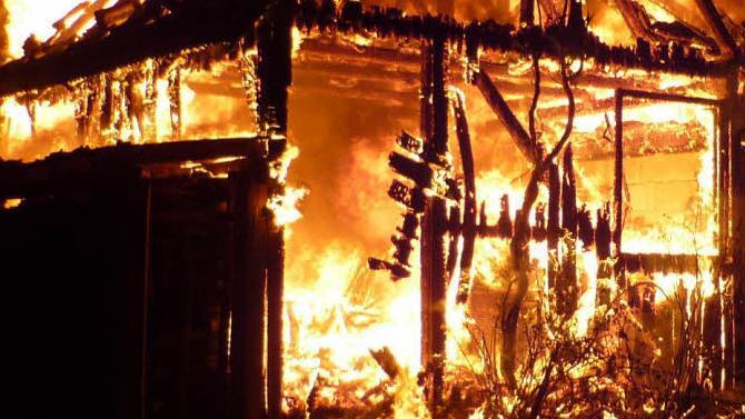 Zwei junge Männer haben im vergangenen Frühjahr ein Gartenhaus in Schutt und Asche gelegt. Symbolfoto: Archivbild