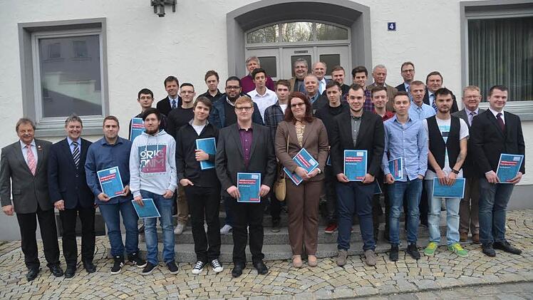 Die Junghandwerker, die ihre Prüfung mit Bravour bestanden haben. Mit im Bild (vorne von links) Kreishandwerksmeister Heinrich Schneider, Landratstellvertreter Gerhard Wunder sowie Innungs-Obermeister und Berufsschulleitungen. Foto: K.- H. Hofmann
