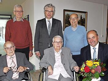 Den Jubilaren gratulierten Schlüsselfelds Bürgermeister Johannes Krapp (vorne rechts), Forchheims Altoberbürgermeister Franz Stumpf und der Bamberger stellvertretende Landrat Rüdiger Gerst (hintere Reihe von rechts). Links hinten Sohn Alfred Bieberbach, ehemaliger Zahnarzt in Schlüsselfeld Foto: Evi Seeger