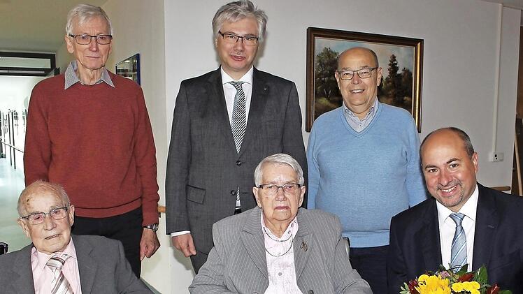 Den Jubilaren gratulierten Schlüsselfelds Bürgermeister Johannes Krapp (vorne rechts), Forchheims Altoberbürgermeister Franz Stumpf und der Bamberger stellvertretende Landrat Rüdiger Gerst (hintere Reihe von rechts). Links hinten Sohn Alfred Bieberbach, ehemaliger Zahnarzt in Schlüsselfeld Foto: Evi Seeger