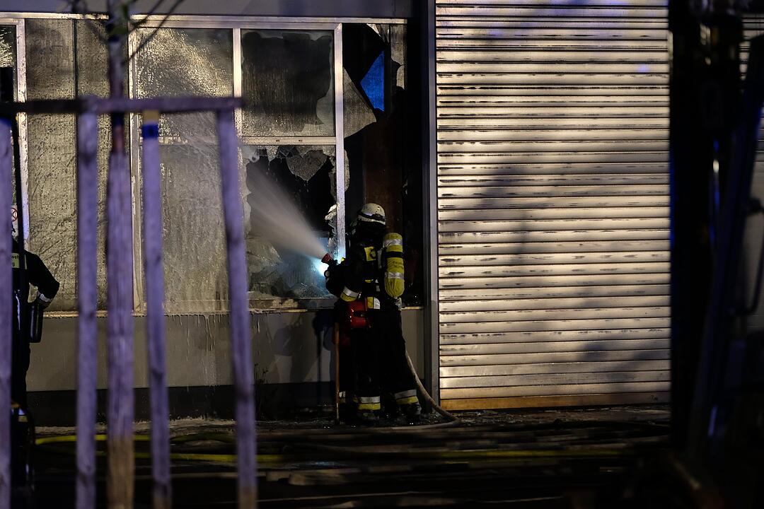 Großbrand zerstört Industriegebäude in Nürnberg