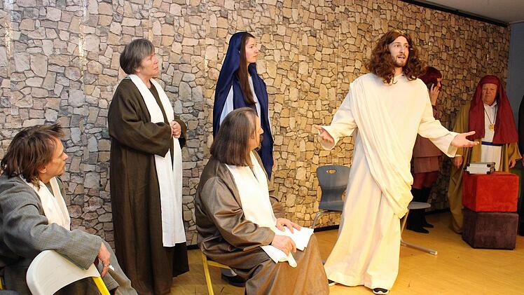 Jesus (Lukas Schmid) ist die zentrale Figur im Passionsspiel.   Foto: Evi Seeger