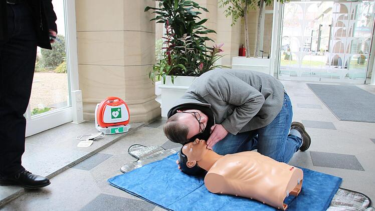 Bilder von der Übung mit dem  Defi. Foto: Ralf Ruppert