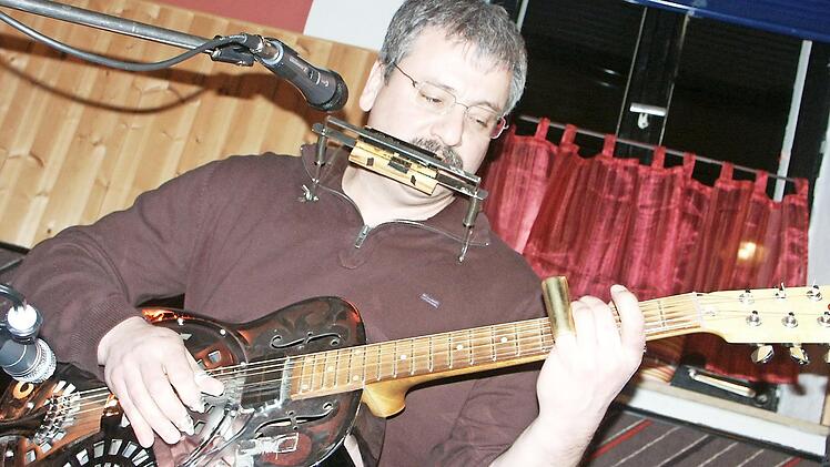 Vollblutmusiker: Wolfgang Kalb mit seiner Dobro-Gitarre. Diese erklingt am 12. Januar im Gasthof "Zur Linde" in Unnersdorf.  Foto: Stephan Stöckel