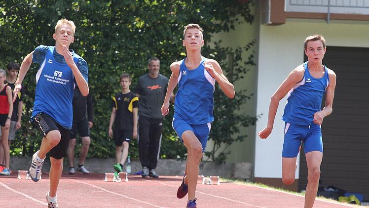 Moritz Fischer (Mitte / TSV Bad Kissingen) kletterte im Vierkampf der Schüler M14 auf Platz zwei der bayerischen Rangliste. Auch sein Teamgefährte Niklas Amthor (rechts) gelang der Sprung unter die besten Mehrkämpfer in Bayern.