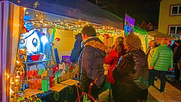 Die hell erleuchteten Verkaufsst&auml;nde weckten mit ihrem bunten Angebot das Interesse der Besucher auf dem Michelauer Adventsmarkt.