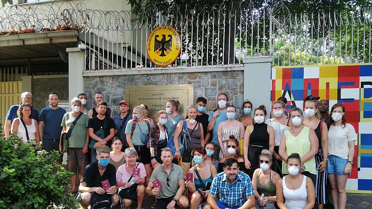 Eine Gruppe von Urlaubern vor der deutschen Botschaft  Foto:  Kathrin Hofmann