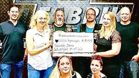 Bei der Motorraddemo sammelten die Biker für das Kinderhospiz Station Regenbogen. Es kamen mehr als 5000 Euro zusammen. Foto: privat