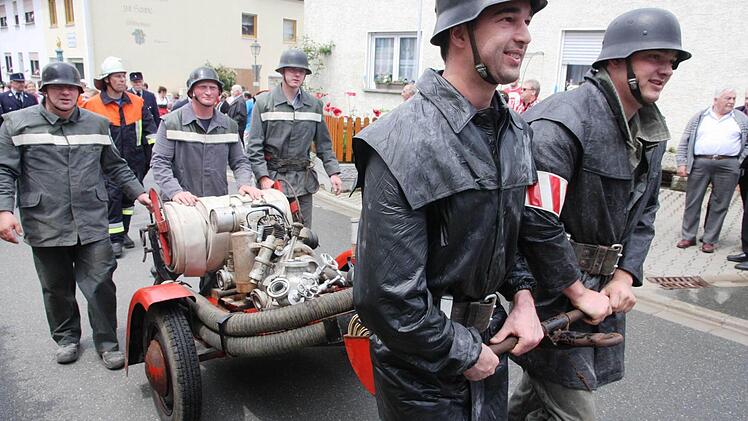 Derart nostalgisch ging es beim Zug durch die Gemeinde zu. Fotos: Galster