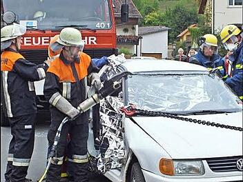 Feuerwehr Weißenbrunn und THW zeigten vor vielen interessierten Zuschauern in einer Schauübung die Rettung einer eingeklemmten Person aus einem Unfallfahrzeug nach der Oslo- Methode. Foto: K.- H. Hofmann
