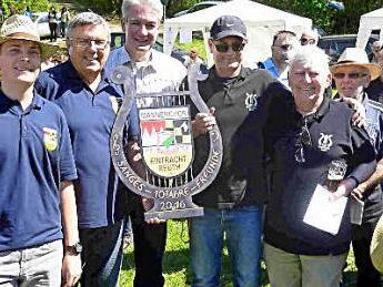 Bei der Geschenk&uuml;bergabe (v.&nbsp;l.): Jonas Stirnwei&szlig; (16, j&uuml;ngster Reuther S&auml;nger), Helmut Sch&uuml;bel, Stefan Louis (B&uuml;rgermeister Bous), Christian Neu (Vorsitzender Concordia Bous), Philipp Thiel (90, &auml;ltester aktiver S&auml;nger der Concordia) Foto: Albert Fie&szlig;er