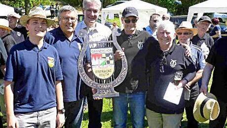 Bei der Geschenk&uuml;bergabe (v.&nbsp;l.): Jonas Stirnwei&szlig; (16, j&uuml;ngster Reuther S&auml;nger), Helmut Sch&uuml;bel, Stefan Louis (B&uuml;rgermeister Bous), Christian Neu (Vorsitzender Concordia Bous), Philipp Thiel (90, &auml;ltester aktiver S&auml;nger der Concordia) Foto: Albert Fie&szlig;er