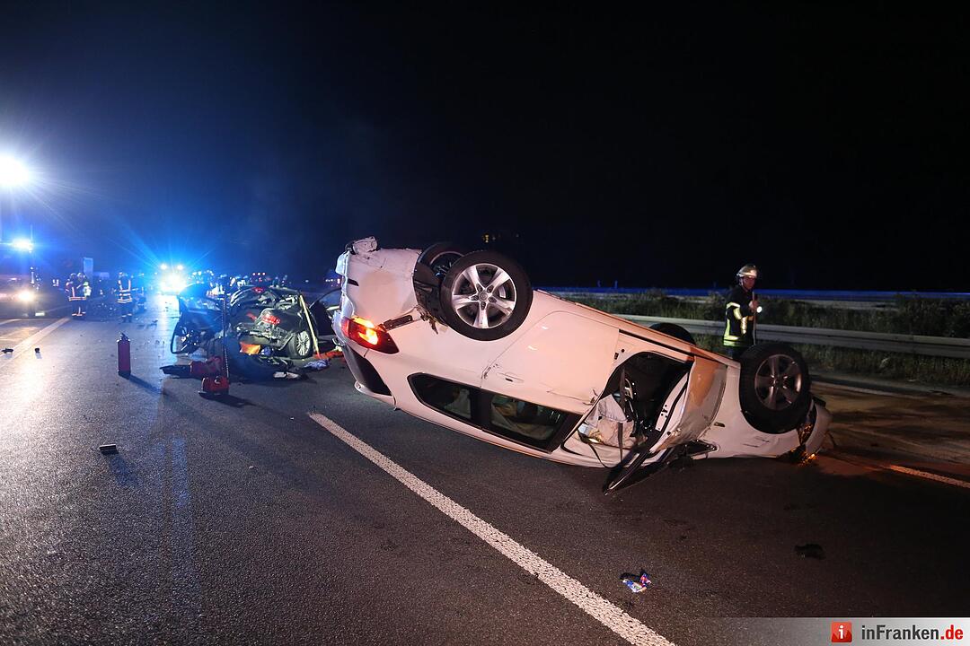 Golf rast in Unfallstelle auf A3