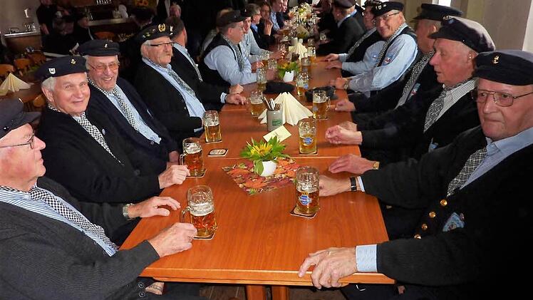 Eines großen Zuspruchs erfreute sich das Kreisflößertreffen in Friesen. Im Vordergrund die Flößer aus Unterrodach. Foto: Gerd Fleischmann