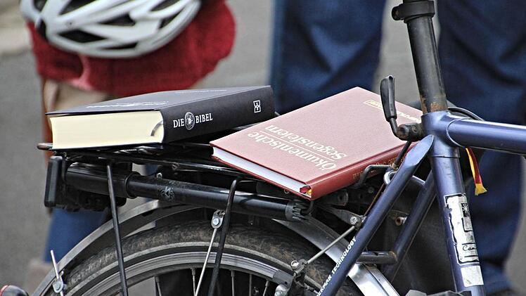 Die Bibel - auch Wegbegleiter der Fahrradfahrer. Pfarrer Martin Popp-Posekardt machte das bei der Einweihung des Radweges deutlich. Foto: Helmut Will