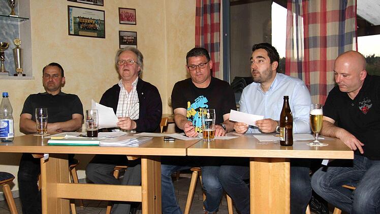 Die jetzt komplette Vereinsführung mit Mirko Schreiber, Vorsitzender Jürgen Hartmann, 2. Vorsitzender Horst Biemel, Florian Pilz und Lukas Matczak