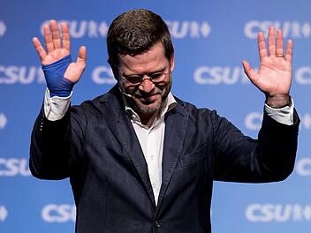 Der ehemalige Bundesverteidigungsminister Karl-Theodor zu Guttenberg (CSU) bedankt sich in der Stadthalle in Kulmbach nach seiner Rede bei einem Wahlkampftermin der CSU. Foto: Sven Hoppe/dpa