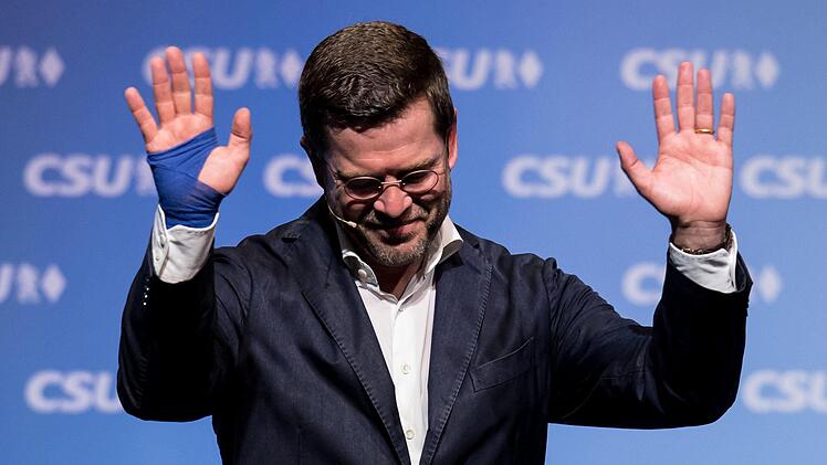 Der ehemalige Bundesverteidigungsminister Karl-Theodor zu Guttenberg (CSU) bedankt sich in der Stadthalle in Kulmbach nach seiner Rede bei einem Wahlkampftermin der CSU. Foto: Sven Hoppe/dpa