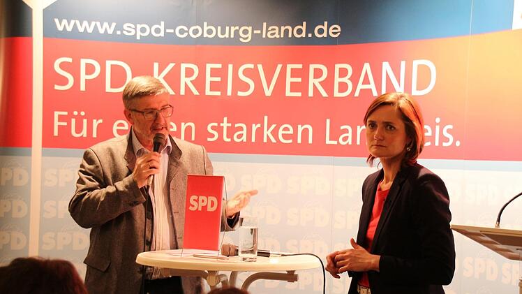 Momentaufnahme: Ernst und konzentriert blickt Simone Lange ins Publikum. Links Landrat Michael Busch. Foto: Simone Bastian