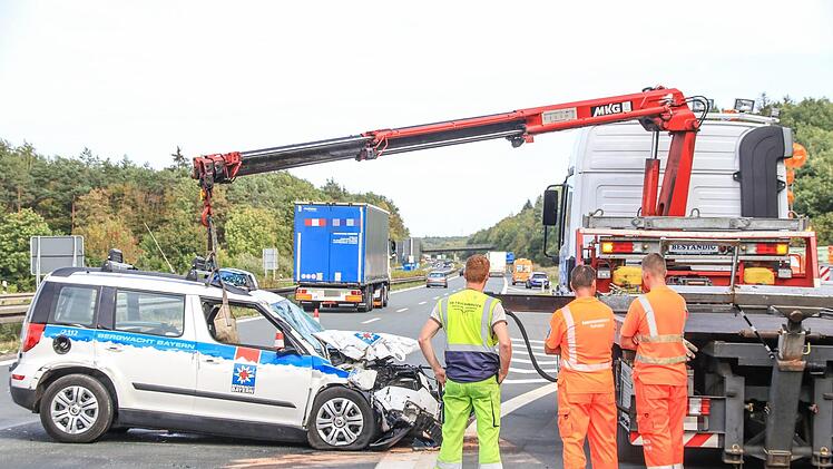 Nur noch Schrott ist der Wagen der Bergwacht, der am Montag in einen Unfall auf der A70 verwickelt wurde.  Foto: News5/Merzbach
