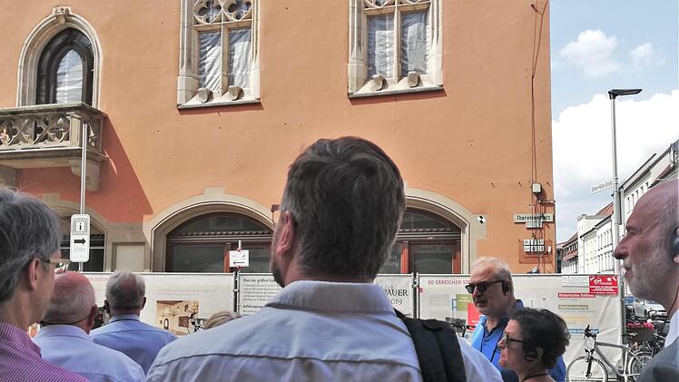 Die Stadtratsdelegation vor dem am 25. November 2016 ausgebrannten Straubinger Rathaus. Foto: Sigismund von Dobschütz