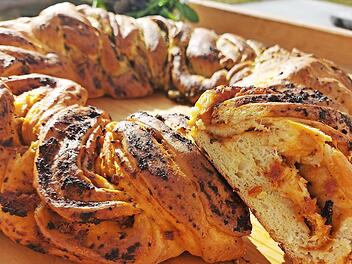Der Hefekranz wird im noch kalten Ofen bei 190 Grad und für etwa 35 Minuten gebacken und am besten warm serviert.