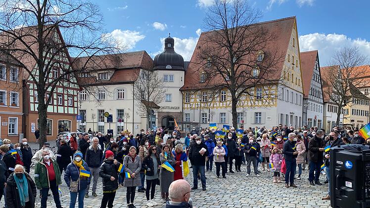 Krieg in der Ukraine: Mehrere hundert Menschen bei Mahnwache in Schwabach