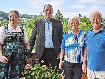Renate und Heinz Wölfel (r.) erhielten Glückwünsche auch von Barbara Poneleit und Martin Walz.