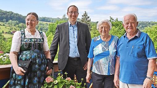 Renate und Heinz Wölfel (r.) erhielten Glückwünsche auch von Barbara Poneleit und Martin Walz.