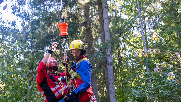 Pottenstein: Hubschrauber fliegt über Gebiet - Bergwacht übt Luftrettung