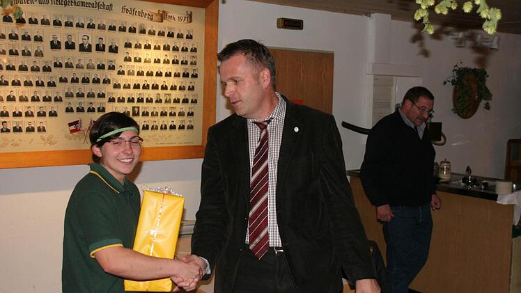 Verbandschef Stefan Stang gratuliert Christina Schöberl.