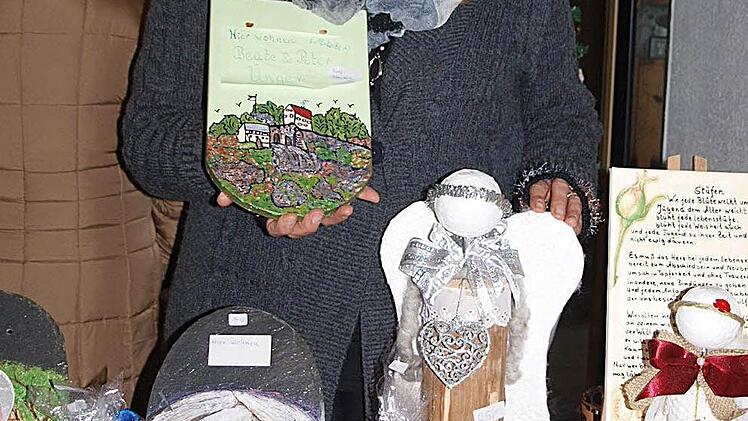 Weihnachtsmarkt Pottenstein: Beate Unger mit ihrem Verkaufsstand. Foto: Thomas Weichert