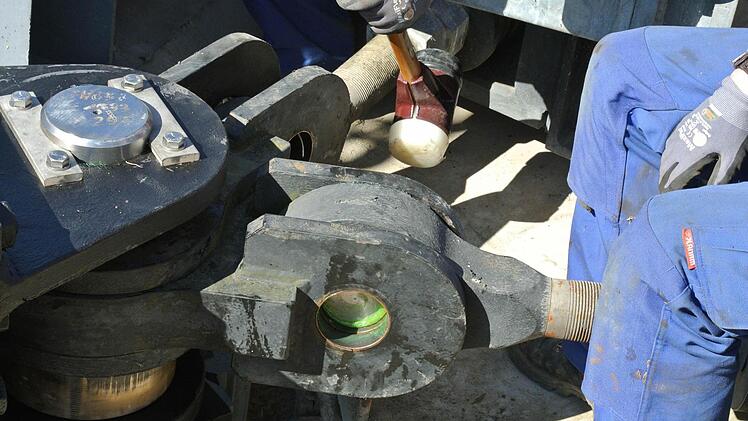 An zwei Halslagern ist ein Schleusentor oben aufgehängt.