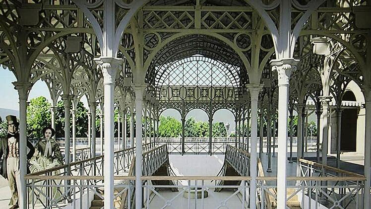So sah der Brunnenpavillon, den Friedrich von Gärtner entworfen hatte, bei seiner Fertigstellung 1842 aus.  Fotos: Edgar Bartl