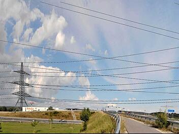 o wie auf dieser Fotomontage stellt sich Oliver Weingarth die Wirkung der geplanten 380-kV-Leitung vor dem Ortseingang von Rödental vor. Fotomontage: Oliver Weingarth