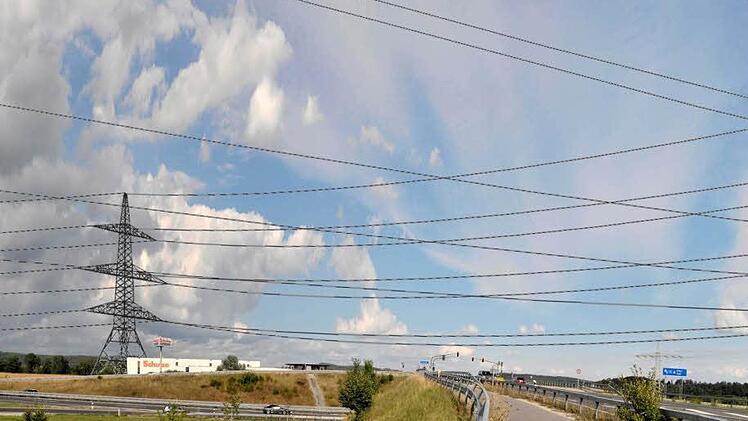 o wie auf dieser Fotomontage stellt sich Oliver Weingarth die Wirkung der geplanten 380-kV-Leitung vor dem Ortseingang von Rödental vor. Fotomontage: Oliver Weingarth