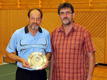 Gerhard Wachter (links) hat für den FC Nordhalben 1000 Tischtennis-Spiele absolviert. Dafür wurde er von Vorsitzendem Helmut Hellgoth ausgezeichnet. Foto: Michael Wunder