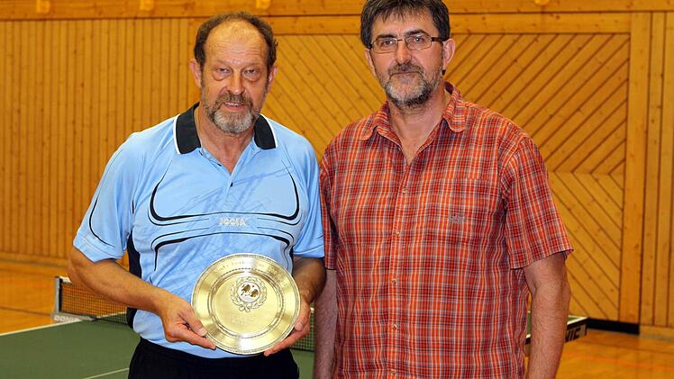 Gerhard Wachter (links) hat für den FC Nordhalben 1000 Tischtennis-Spiele absolviert. Dafür wurde er von Vorsitzendem Helmut Hellgoth ausgezeichnet. Foto: Michael Wunder