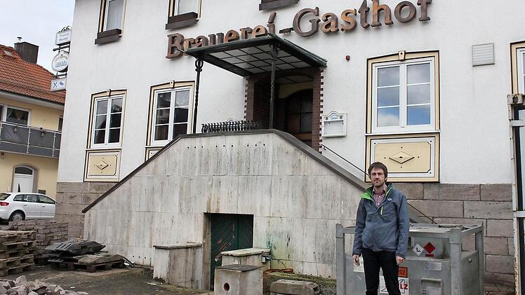 Bürgermeister Jochen Vogel vor dem leer stehenden Gasthaus Foto: Birgit Will