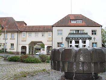 Dort wollen die drei Bürgermeisterkandidaten Jürgen Karg (SPD), Günther Stenglein (Freie Wähler) und - aller Voraussicht nach auch - Robert Bosch (CSU) rein: ins Mainleuser Rathaus. Foto: Stephan Tiroch