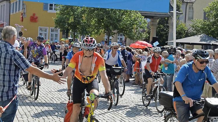 Viele der Fahrradfahrer der BR-Radltour dürften wegen der Hitze über die Ankunft auf dem Marktplatz in Höchstadt sehr froh gewesen sein.  Foto: Ronald Rinklef
