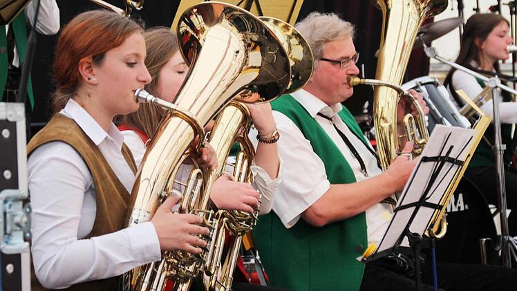 Das Kreisorchester des Nordbayerischen Musikbundes begeisterte die zahlreichen Zuhörer beim Coburger "Lokalklang" im Festzelt auf dem Schlossplatz. Foto: Jochen Berger